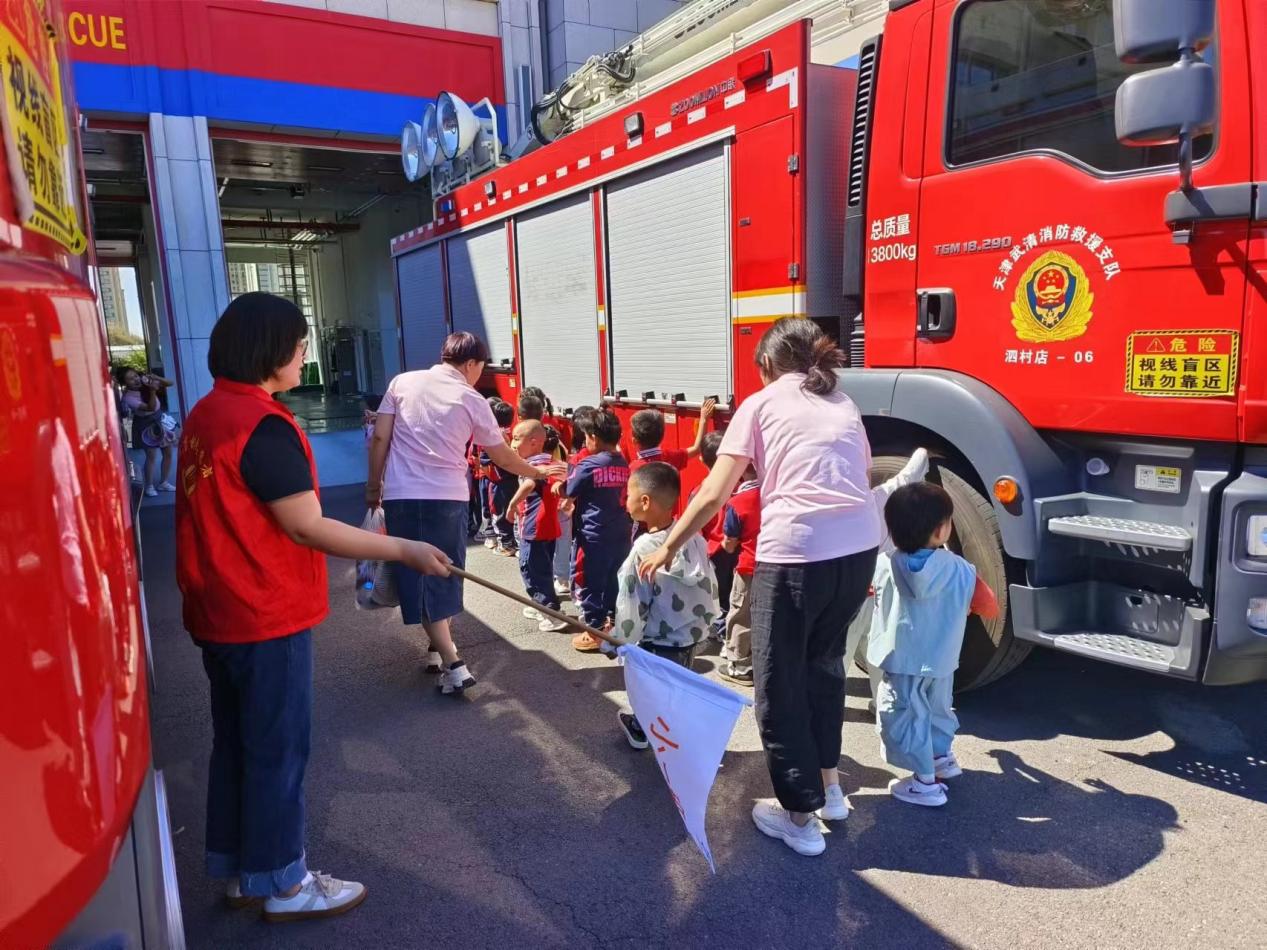 窑上村党员先锋队志愿者与消防员志愿者共同接待了多批来自周边乡镇